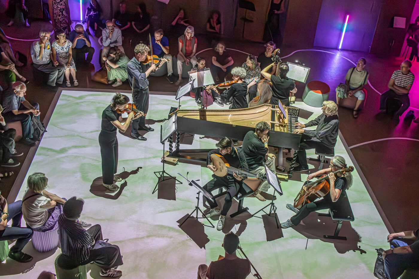 Ulrike Berger berührt zwischen Cello und Laute sitzend das Cembalo, um die Tonschwingungen wahrzunehmen. Foto: Frank S. Fischer 